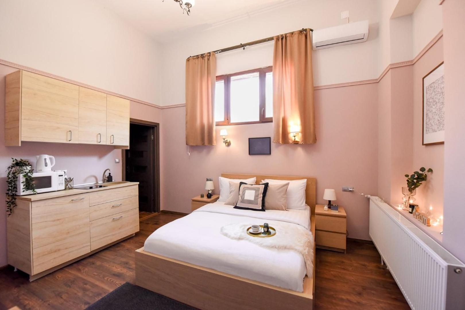 Historic Charm, Modern Comfort - Accommodation In The Heart Of The Old Town Bucharest Room photo