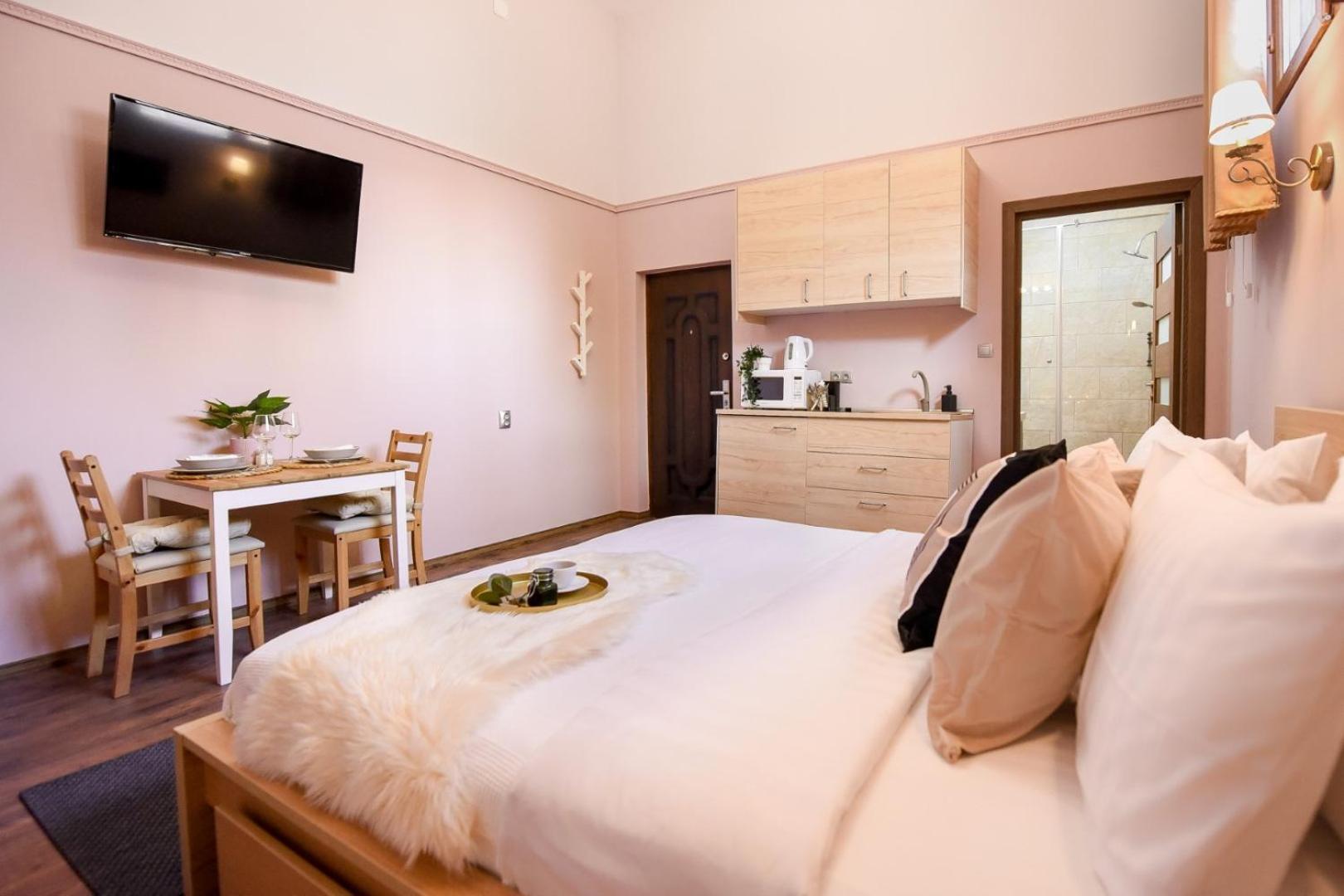 Historic Charm, Modern Comfort - Accommodation In The Heart Of The Old Town Bucharest Room photo