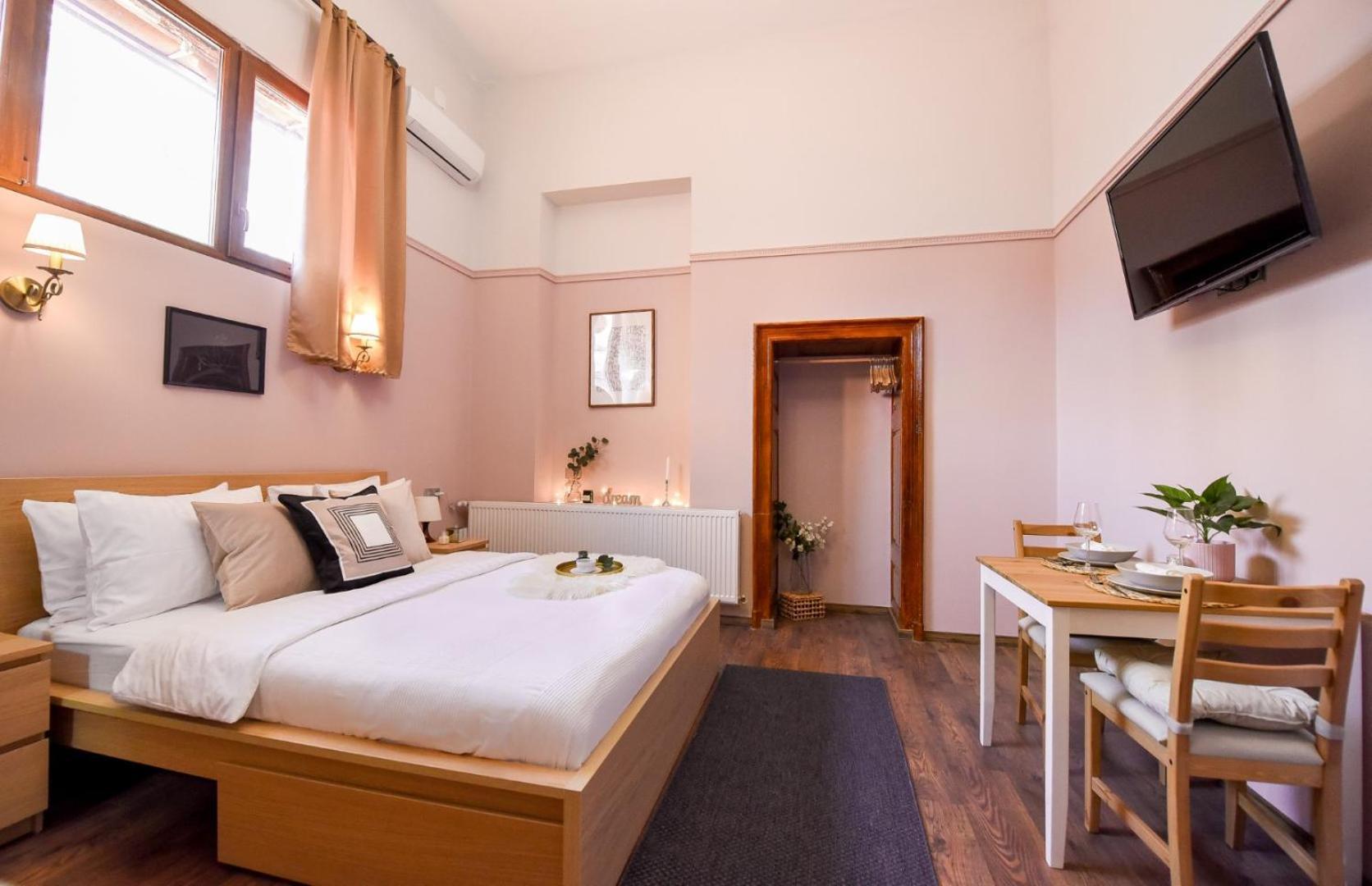 Historic Charm, Modern Comfort - Accommodation In The Heart Of The Old Town Bucharest Room photo