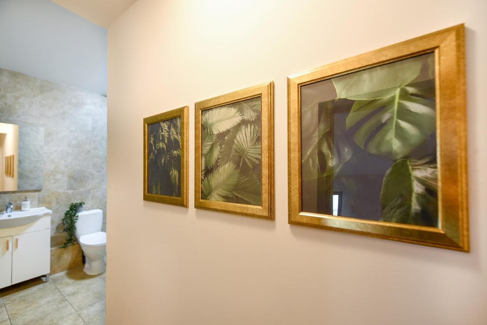 Historic Charm, Modern Comfort - Accommodation In The Heart Of The Old Town Bucharest Room photo