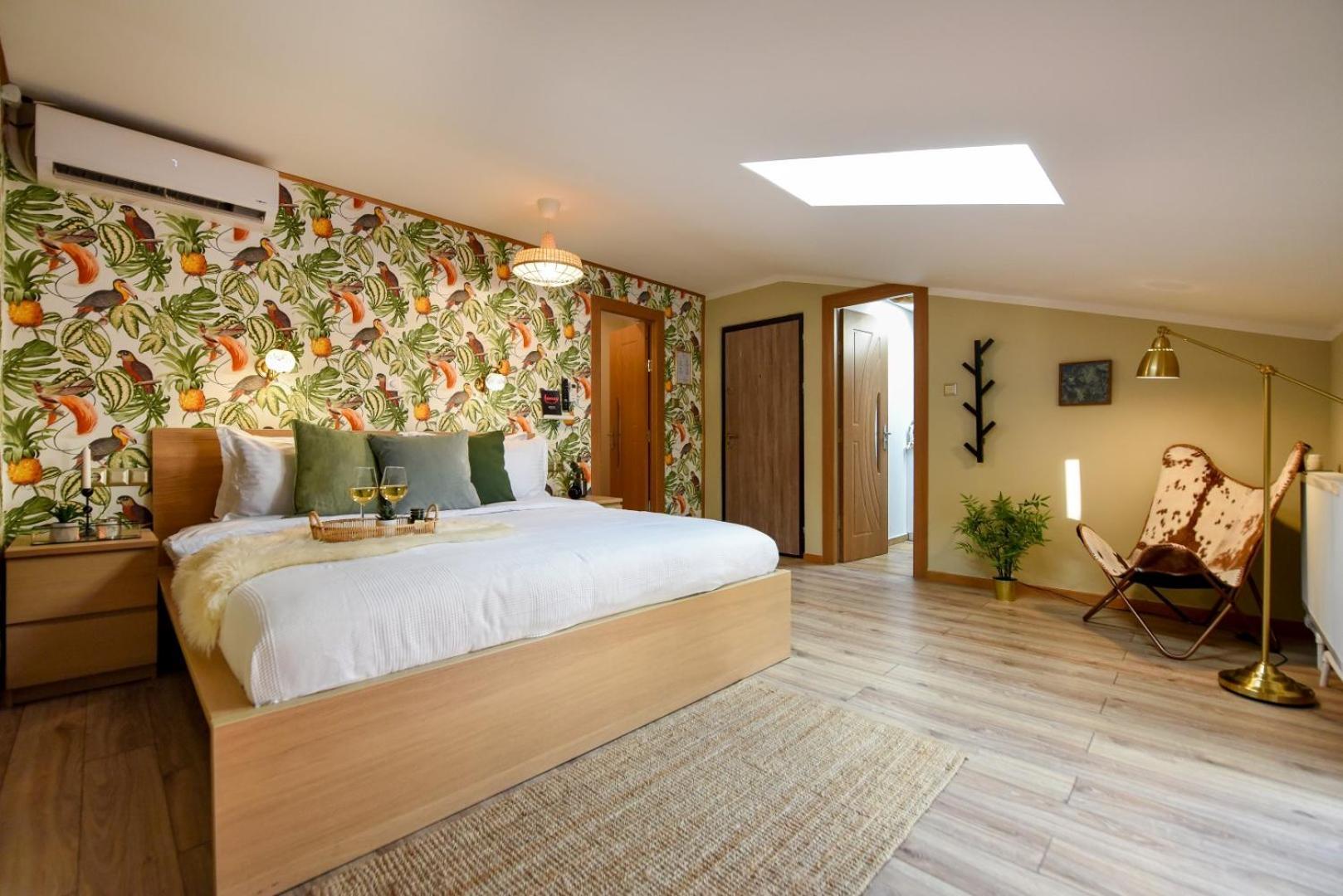 Historic Charm, Modern Comfort - Accommodation In The Heart Of The Old Town Bucharest Room photo
