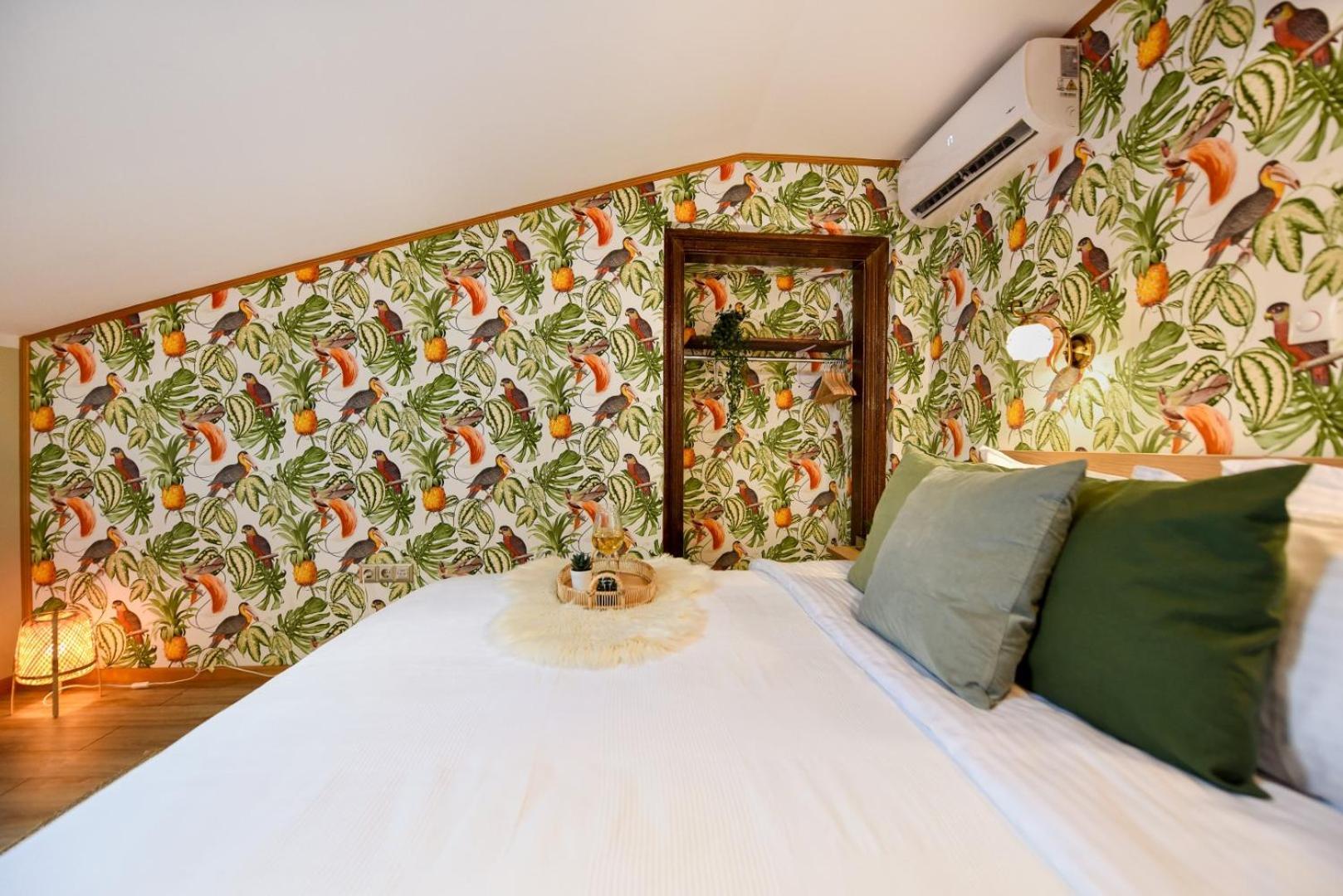 Historic Charm, Modern Comfort - Accommodation In The Heart Of The Old Town Bucharest Room photo